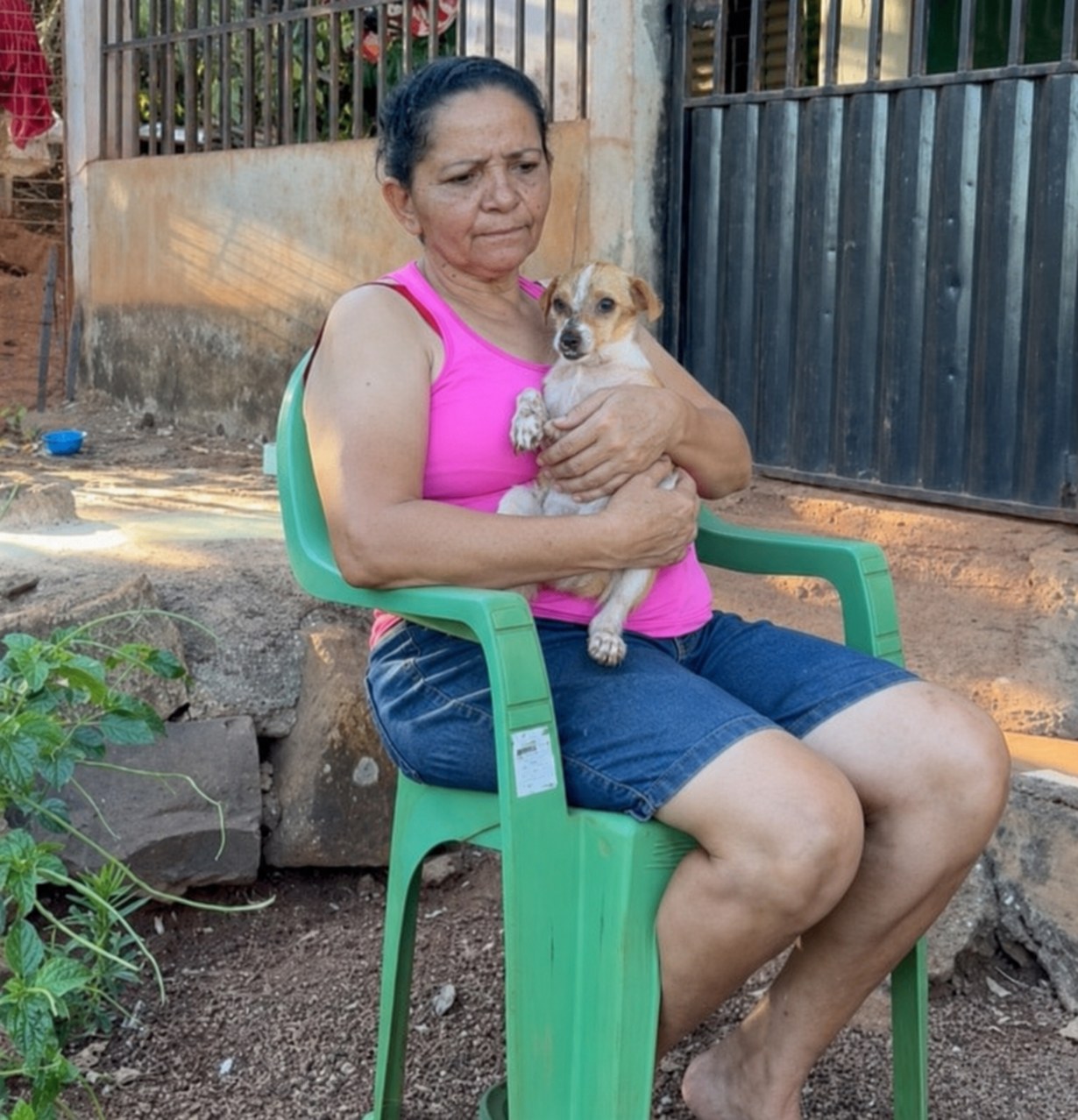 Dona Lourdes em frente à casa onde acolhe os animais